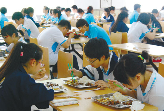 学生在食堂就餐